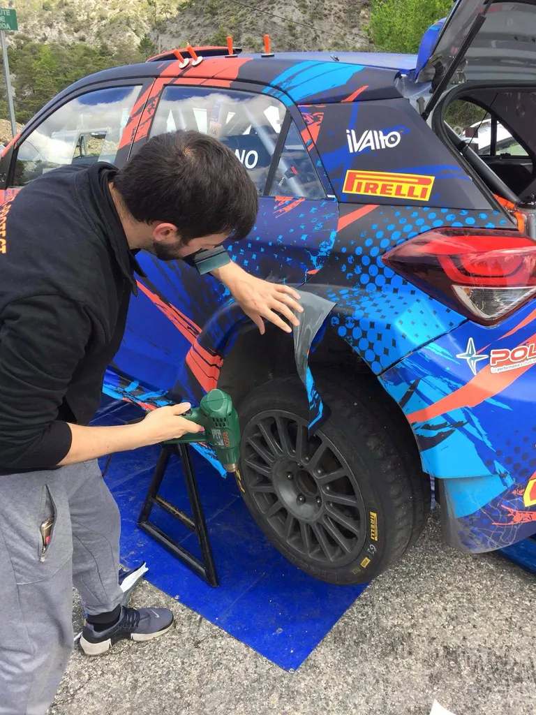 Pose covering sur mesure sur véhicule de compétition