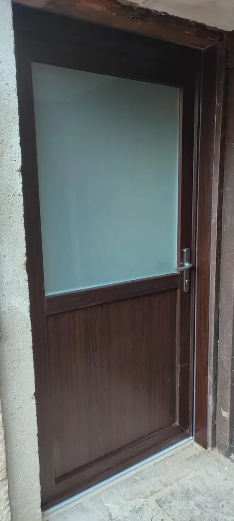 Porte d'entrée ton bois à Dijon