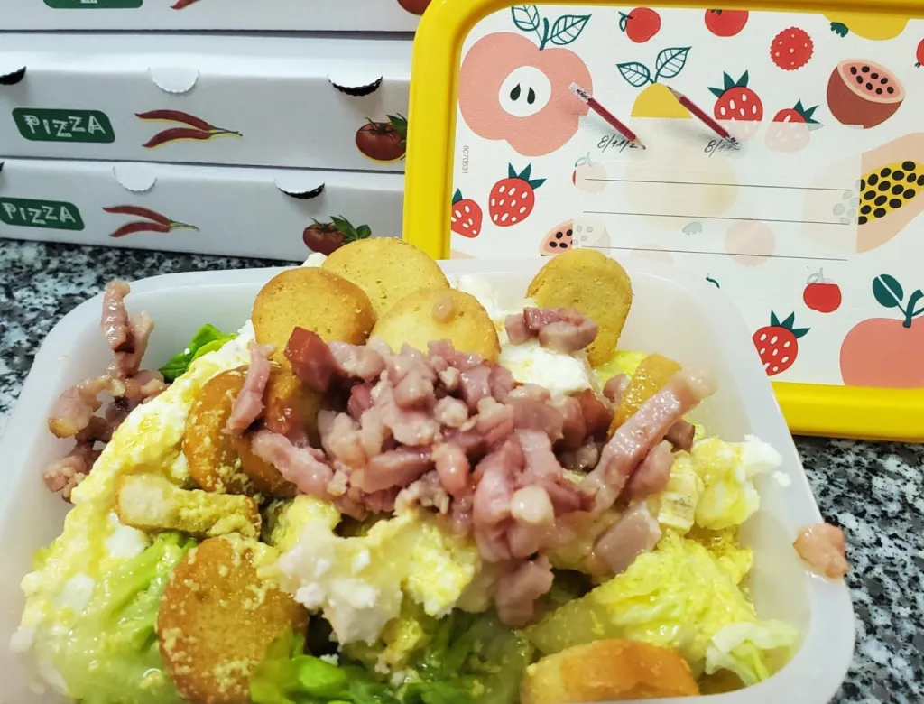 livraison de  salade avec supplément   chez presto  pizza salon