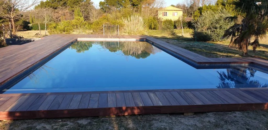 Éclat et Durabilité : Terrasse en Bois de Padouk à Puyricard