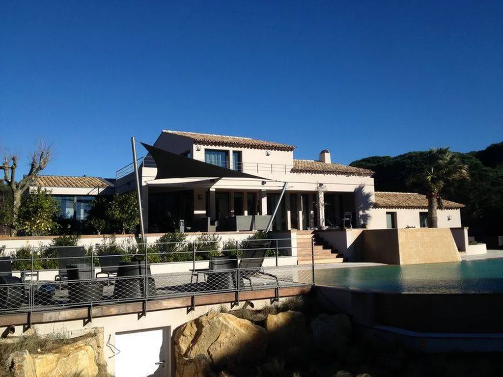 Voile d'ombrage sur mesure triangulaire à Saint-Tropez