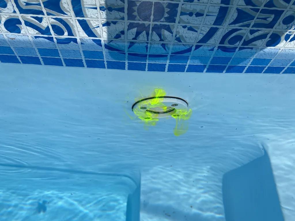 Faire localiser une fuite sur piscine carrelée par un spécialiste à Versailles dans les Yvelines sans destruction ni vidange