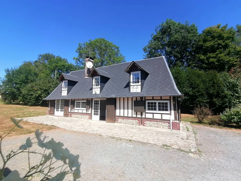 Vente d'une Maison en colombages rénovée, avec dépendances et jardin de 4 266 m², à quelques minutes des commodités de Cormeilles 27260