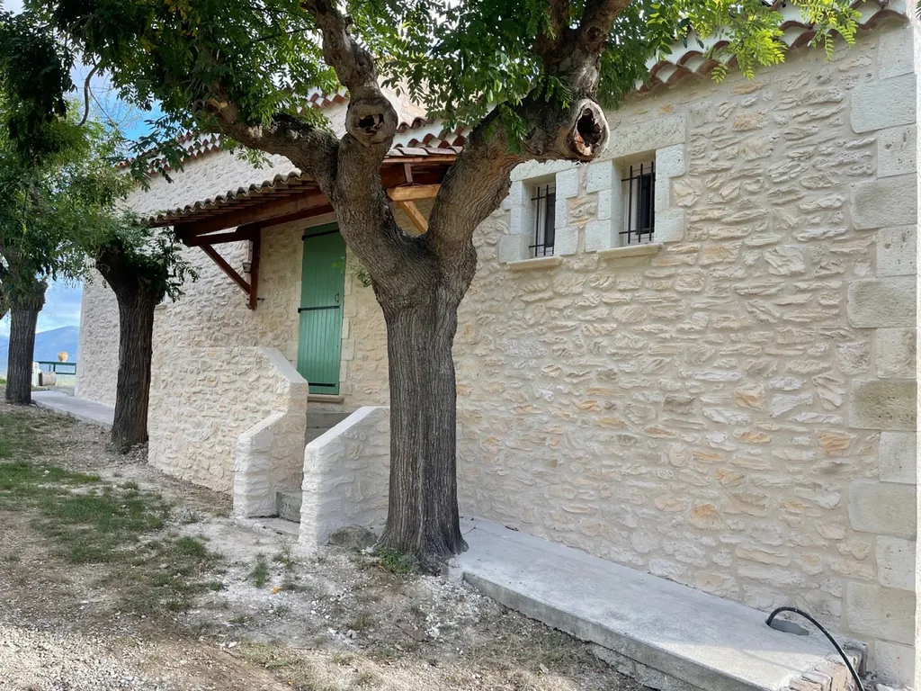 Rénovation des façades en pierre sur une ancienne bâtisse à Cessenon sur Orb proche de Béziers.