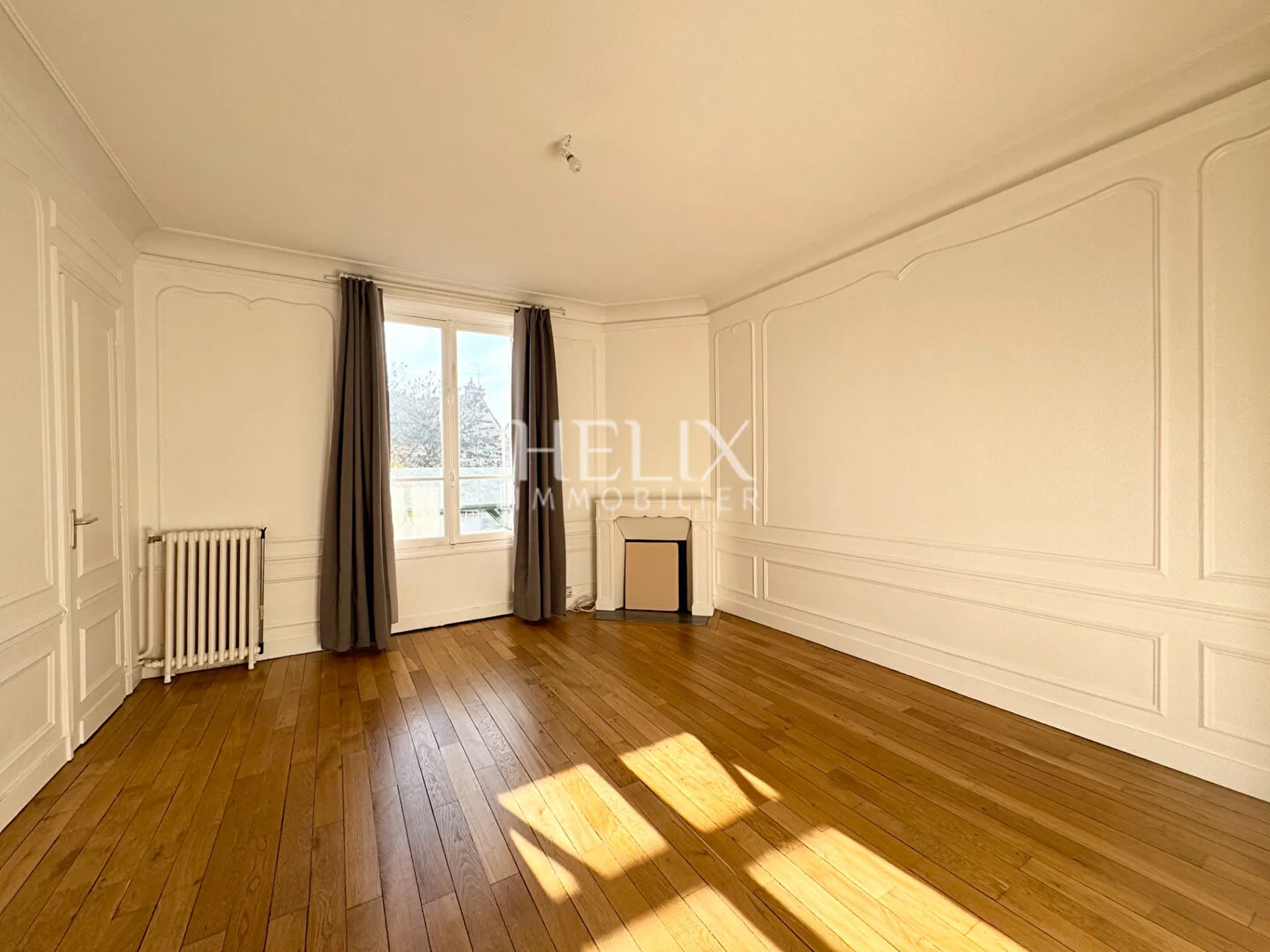 Charmante propriété bourgeoise sur trois niveaux  donnant sur un agréable jardin arboré clos de murs de pierre naturelle d'environ 350 M².