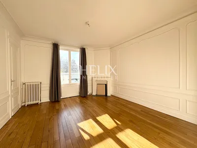 Charmante propriété bourgeoise sur trois niveaux  donnant sur un agréable jardin arboré clos de murs de pierre naturelle d'environ 350 M².