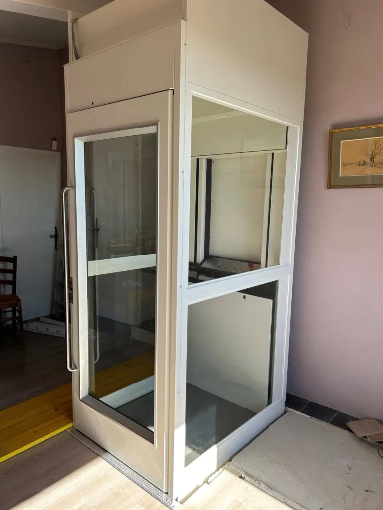 L'ascenseur de maison NAMILIFT PL 501 en intérieur sur 2 nveaux dans un village entre Avignon et Aix en Provence