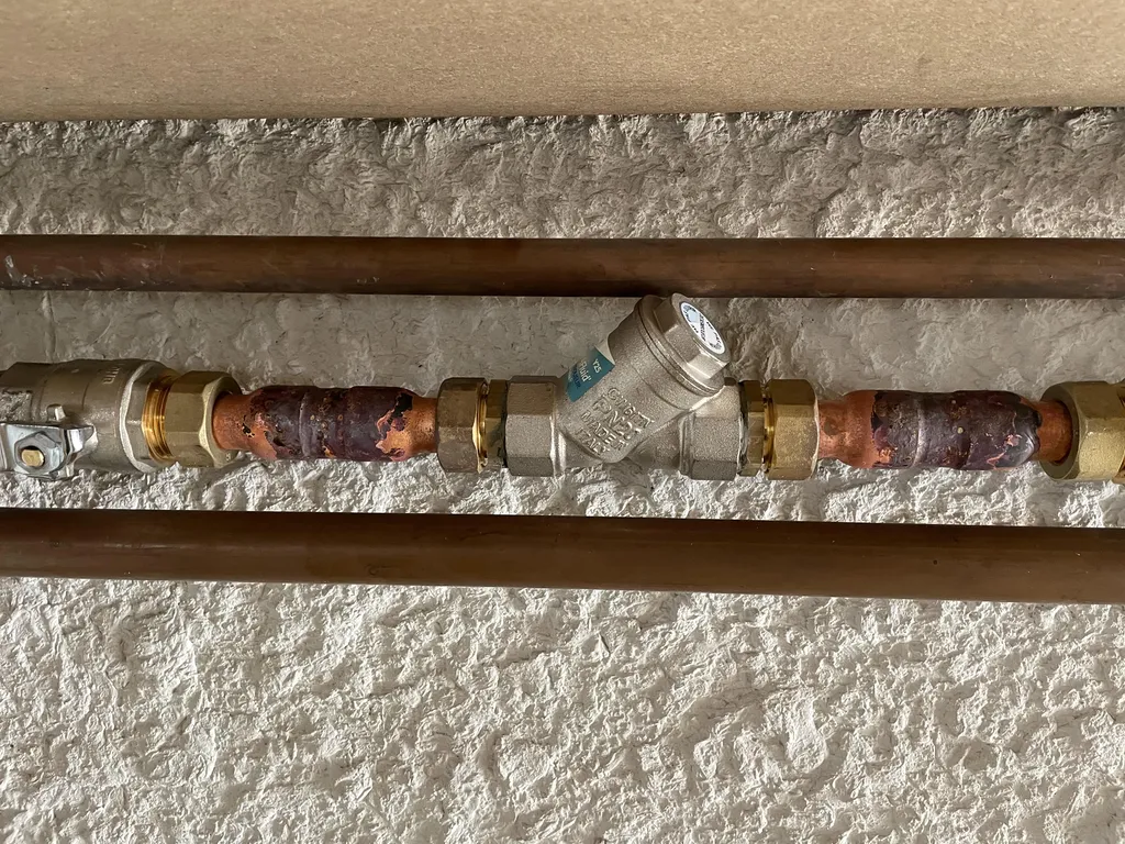 Désemboueur à vortex installé après désembouage sur une installation de chauffage central à Belleville-en-Beaujolais (Rhône 69) pour prévenir la formation de boues et protéger durablement le circuit