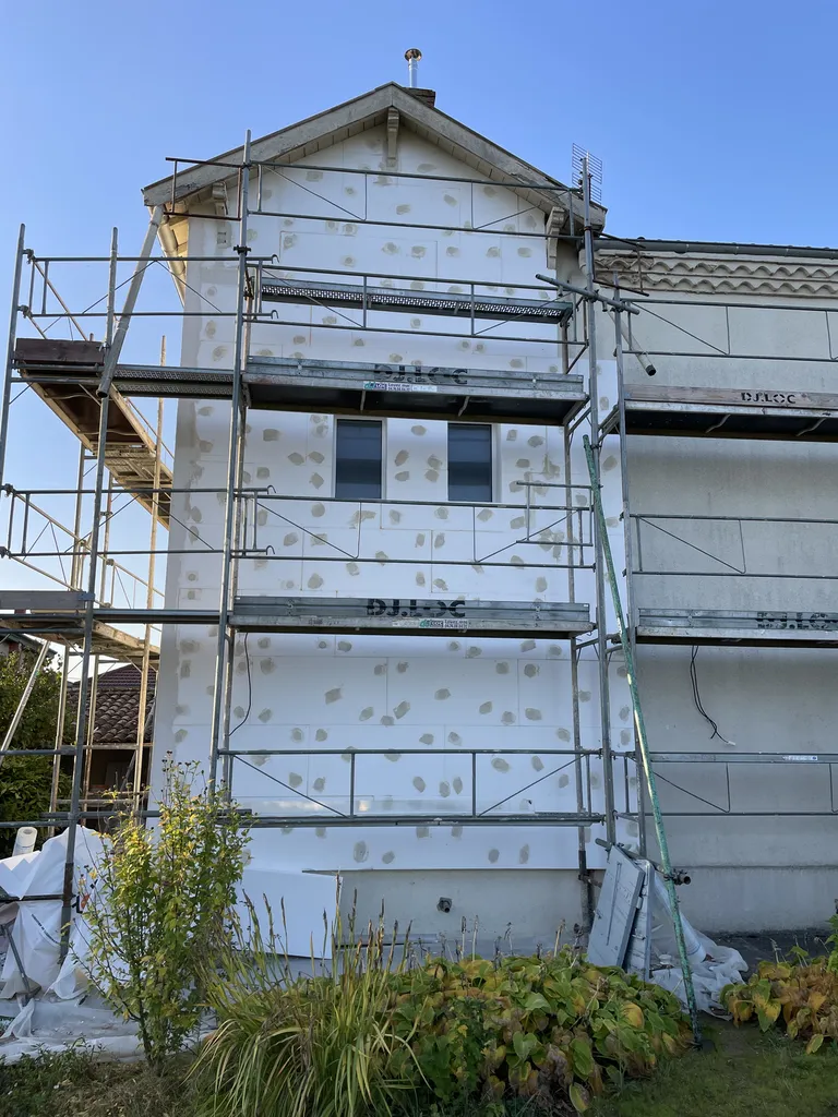 Pose d’un isolant thermique par l’extérieur sur façade dans une maison à Belleville-en-Beaujolais (Rhône 69) pour améliorer la performance énergétique et réduire les déperditions de chaleur