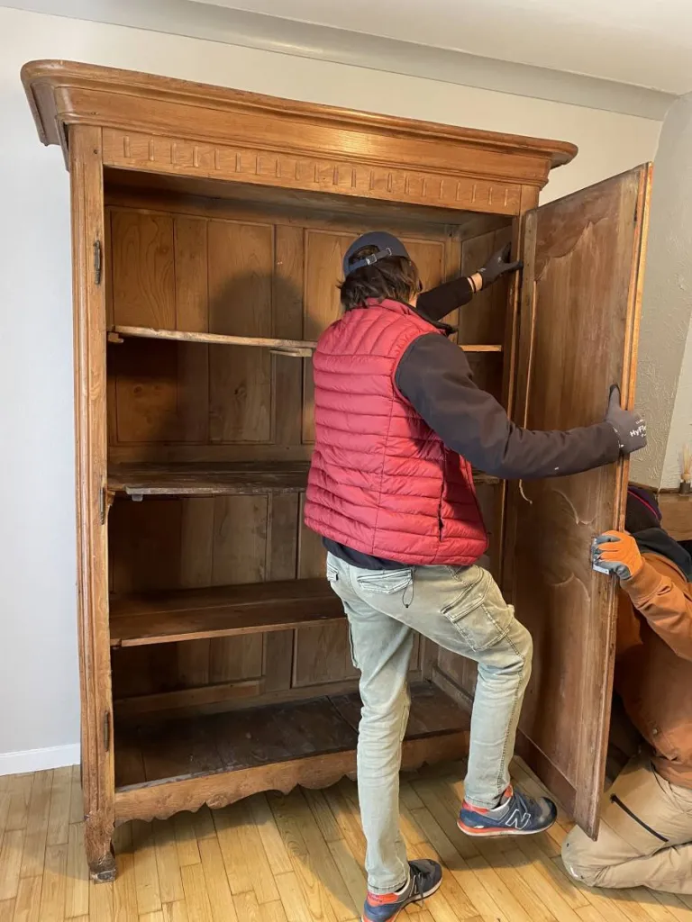 Remontage des portes d'une belle armoire normande 