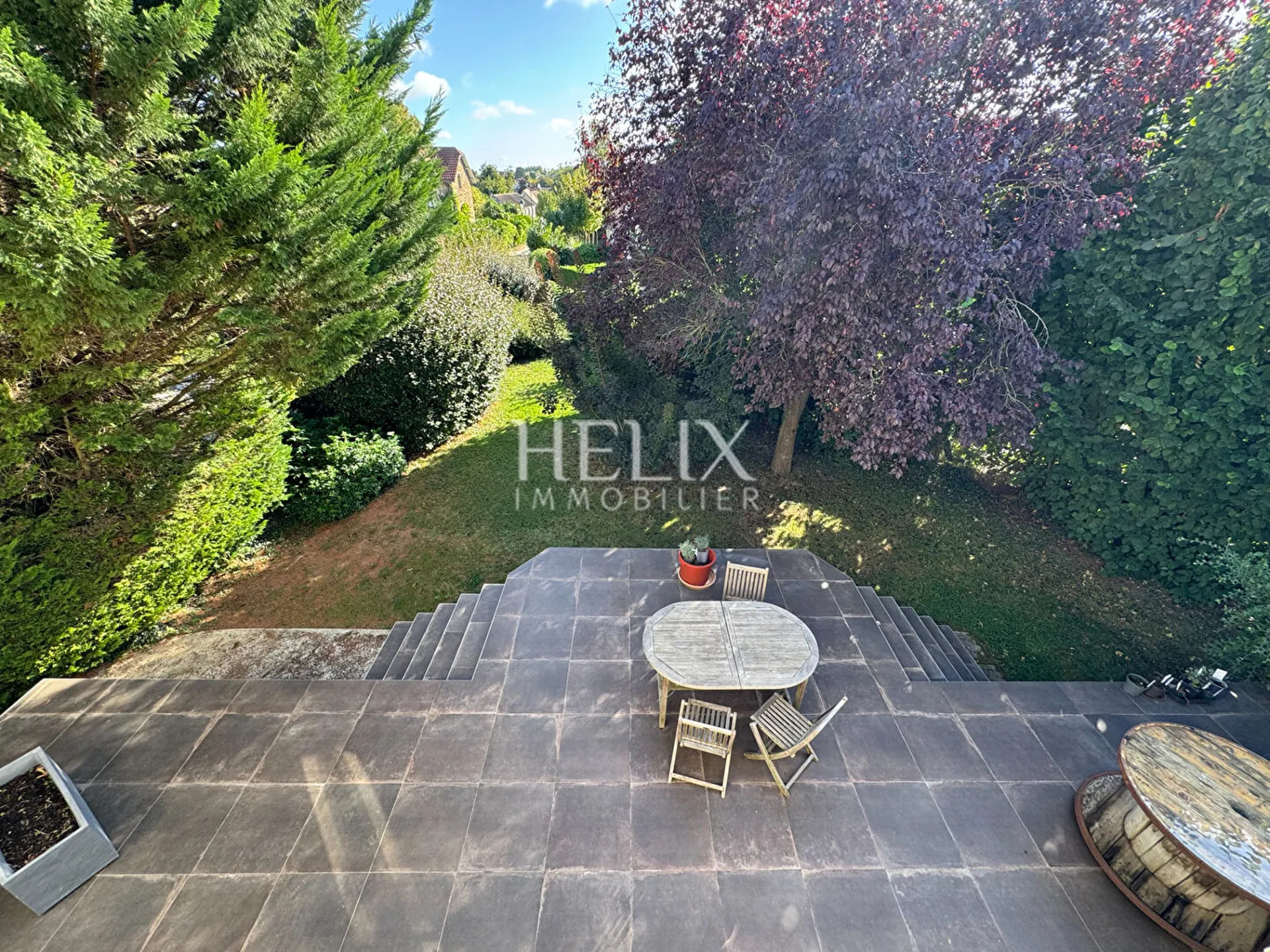 Orgeval, une jolie maison familiale 163,41M² habitable édifiée sur un terrain de 1057 M² à proximité du centre ville, des commerces, un cadre de vie alliant calme et tranquillité.