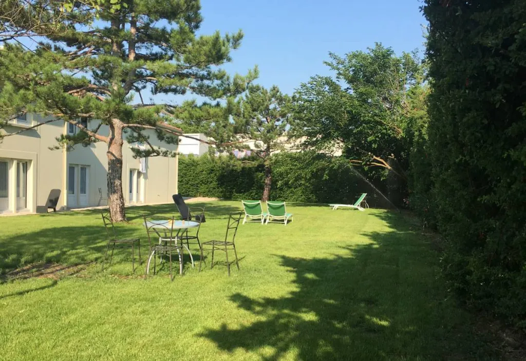 Engazonnement du terrain d'un hôtel dans le Lubéron