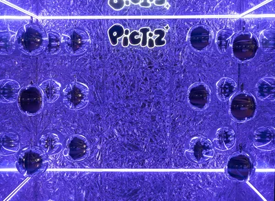 Personnalisation d’une Mirror Box PICTIZ avec néon sur mesure et fond texturé pour créer un décor immersif unique.