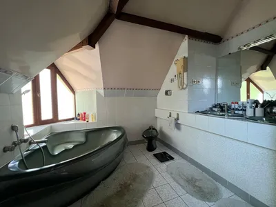 Maison à vendre a Le Vésinet d'une surface habitable de 315m² à 10 minutes à pied du RER avec possibilité dépendance sur un terrain arboré de plus de 1000 m² ideale amoureux de la nature