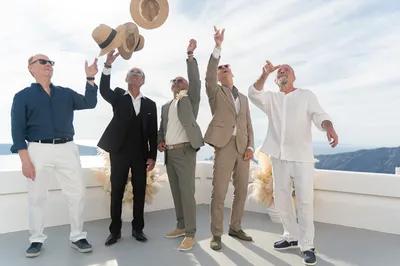 Une cérémonie de mariage civile romantique organisée sur la terrasse d'un hôtel de luxe avec vue sur la Caldera à Santorin