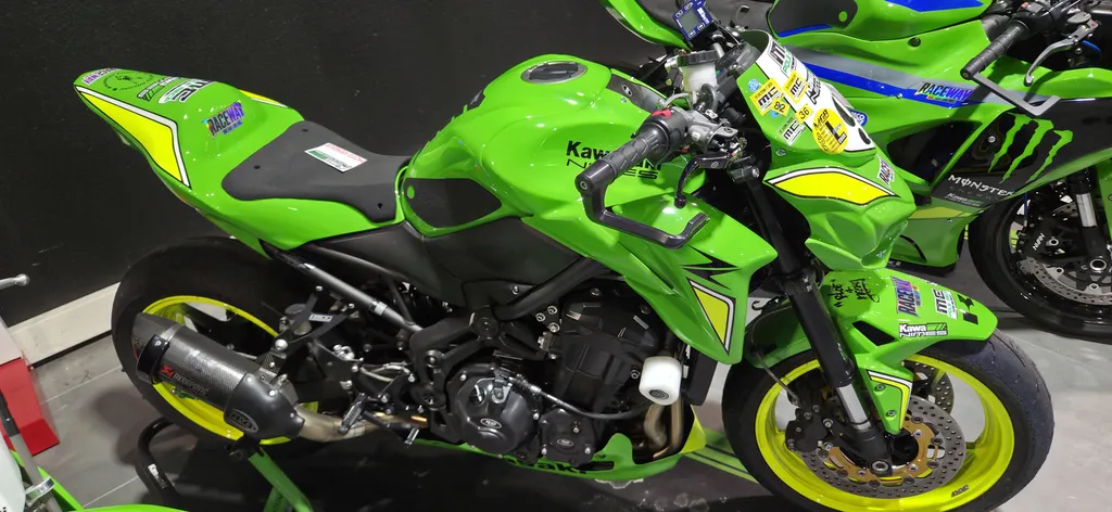 Kawasaki Z900 - préparation piste - vue de droite - Kawasaki Nîmes