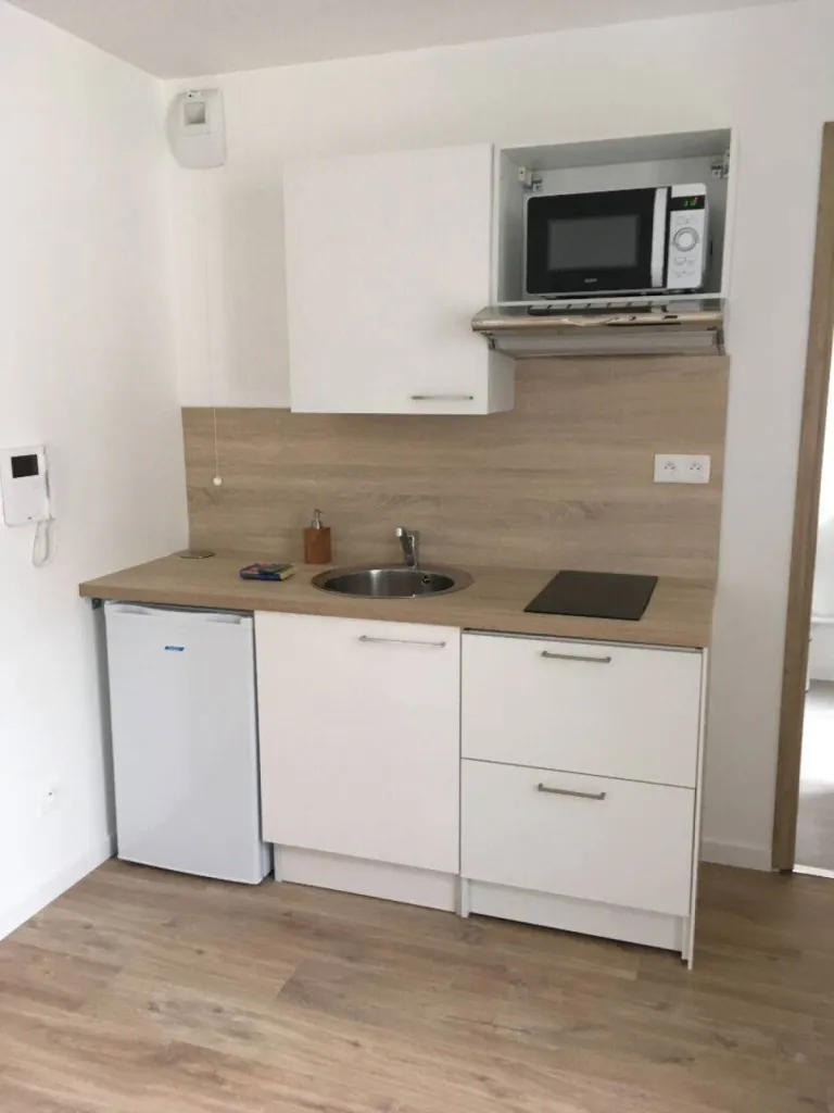 Très bel immeuble en pierre avec accès sécurisé