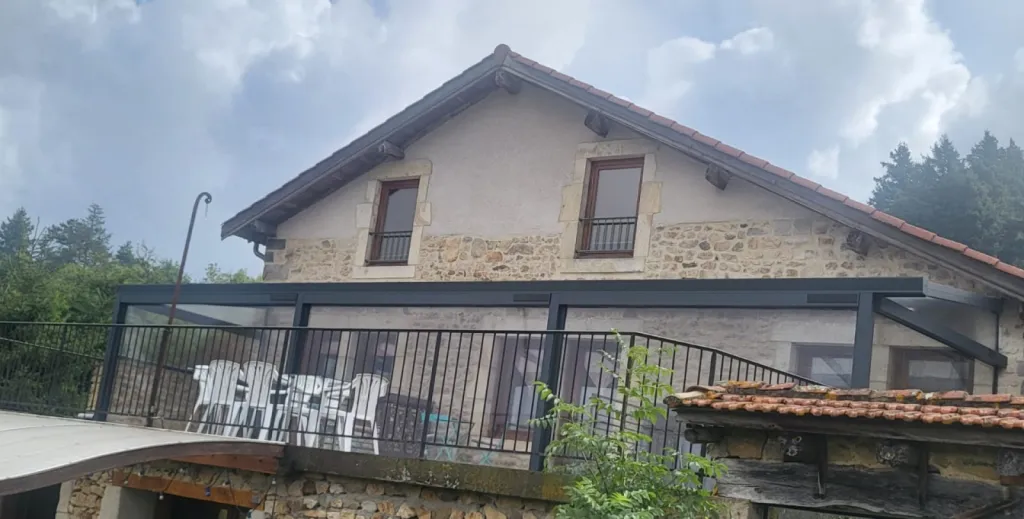 Installation d'une pergola en aluminium de 3 x 12m en gris anthracite de la marque HEOLIAN à Saint-Victor-sur-Loire à côté de Firminy dans le 42 par 3 Baies