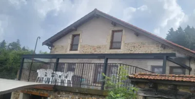 Installation d'une pergola en aluminium de 3 x 12m en gris anthracite de la marque HEOLIAN à Saint-Victor-sur-Loire à côté de Firminy dans le 42 par 3 Baies