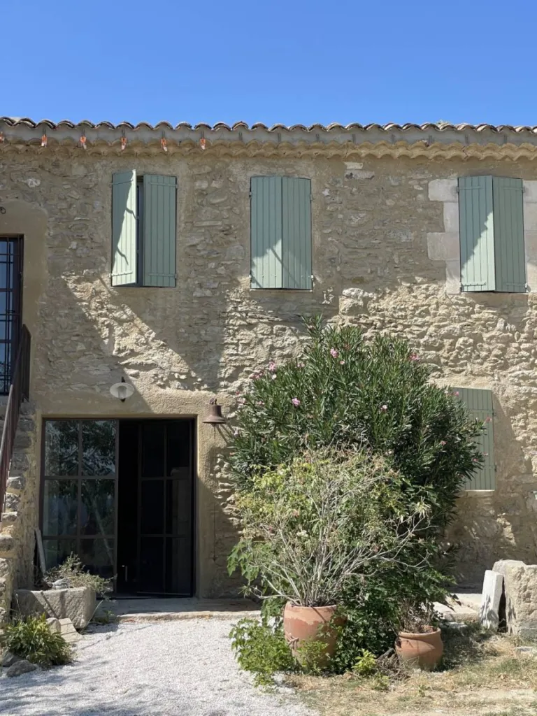 APRES en cours de rénovation mas en pierre Lourmarin
