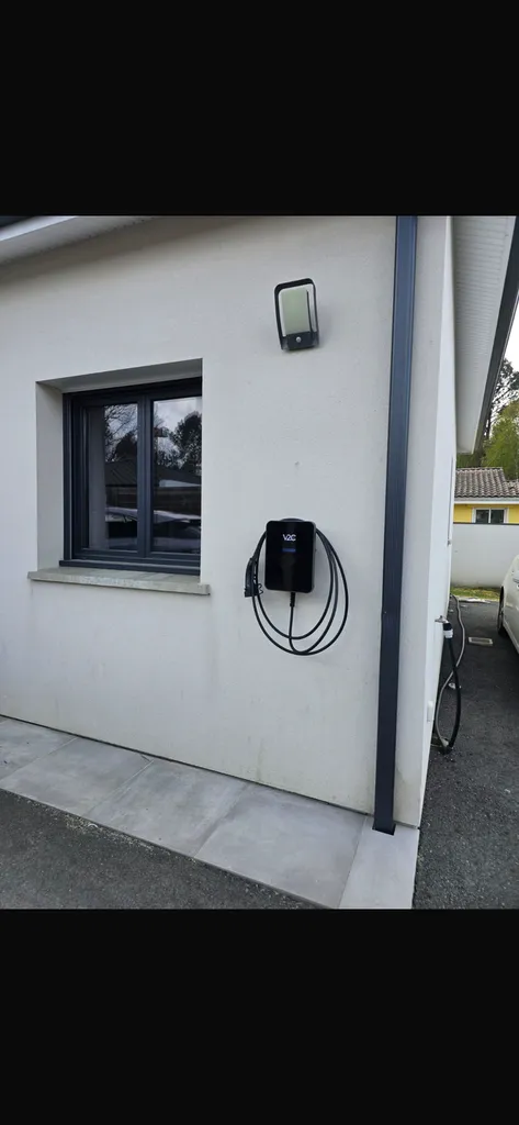 À Talence 33400 en Gironde, visite technique et installation borne de recharge 7 kW/22 kW pour Tesla, Mercedes, BMW et BYD effectuée sans sous-traitance par Aquitaine Énergie.