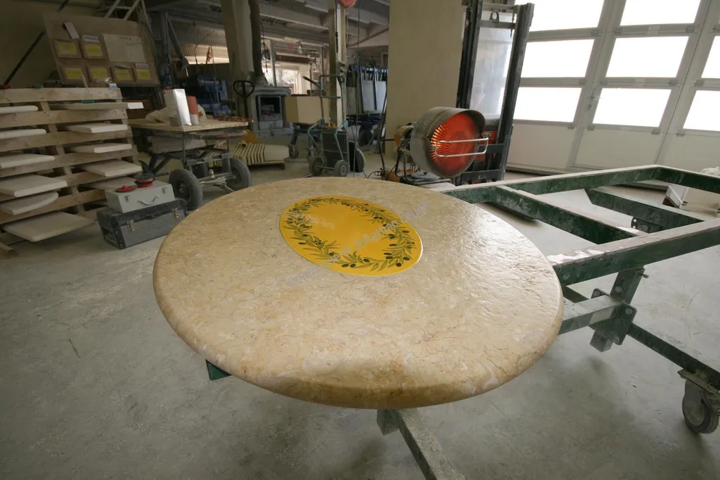 Plateau de table en pierre de Bourgogne