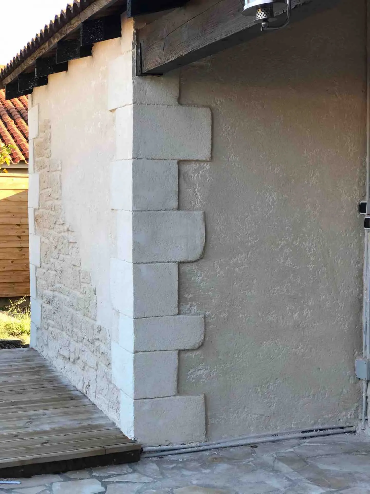 Facade en pierre taillée à Saint-Estève près de Perpignan dans les Pyrénées Orientales