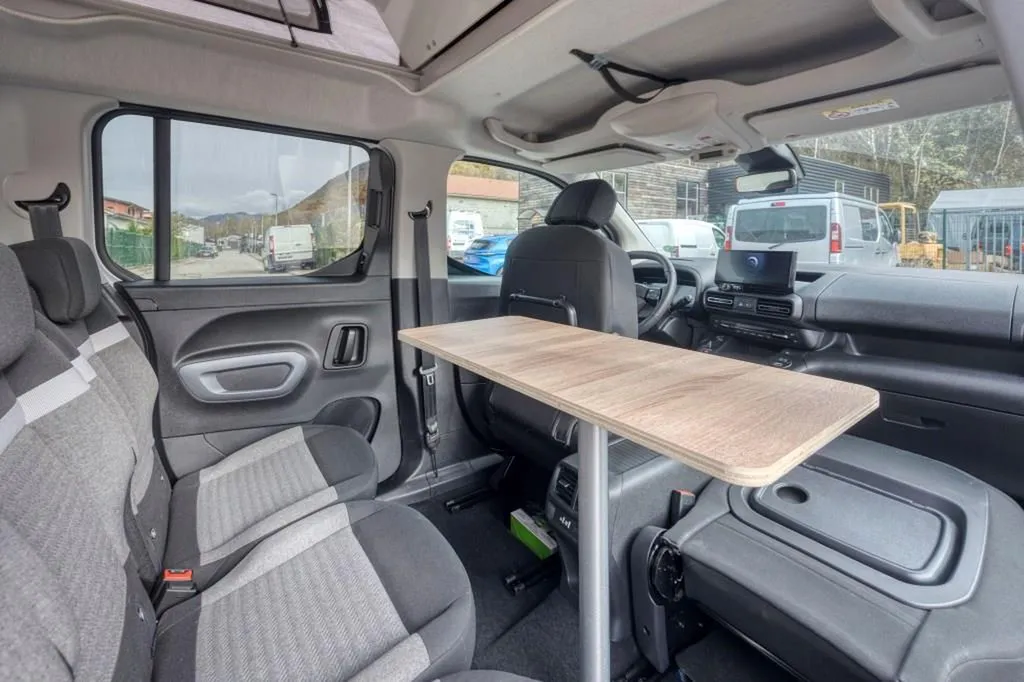 Spécialiste aménagement intérieur Berlingo et Rifter Long à Lyon : banquette-lit et kit-meuble sur-mesure dans le Rhône