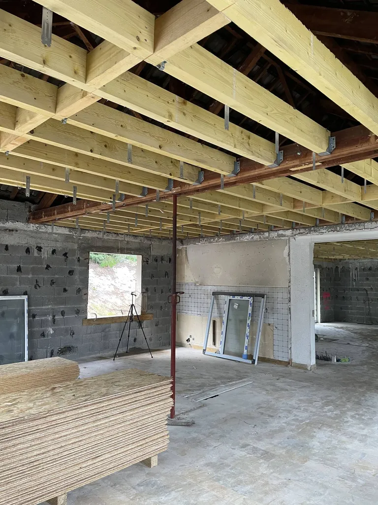 Création d’un plancher pour l’aménagement des combles lors de l’agrandissement de maison à Saint-Didier-au-Mont-d’Or près d’Écully, afin de créer une nouvelle surface habitable.