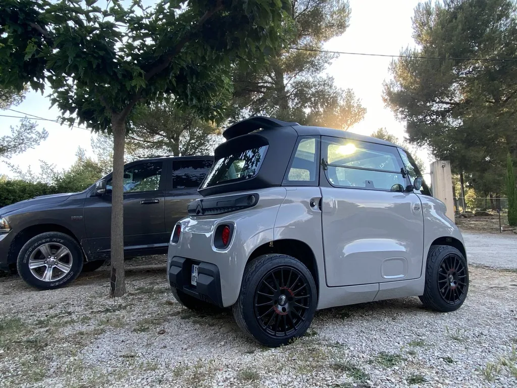 Personnalisation de voiture électrique Citroën AMI avec covering sur mesure à Marseille – Carrosserie spécialisée dans véhicules urbains à Aubagne et alentours