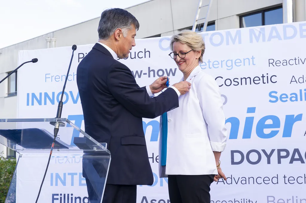 photographe événementiel Lyon Sylvie Guinard présidente de Thimonnier y a reçu l’insigne d’Officier de l’Ordre National du Mérite, remis par Pascal Faure, directeur général de l'INPI.