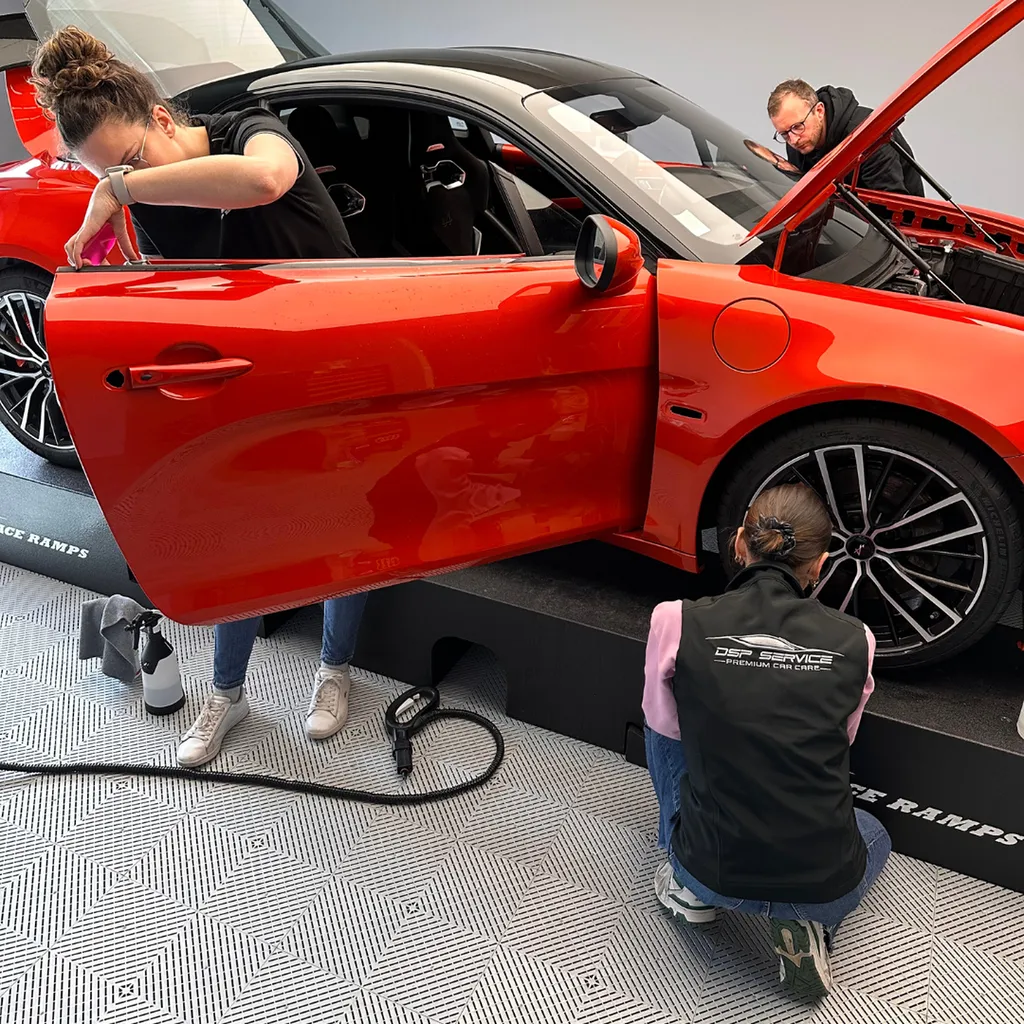 Pose d'un film PPF Skyfol sur une Alpine A110 S au Mans