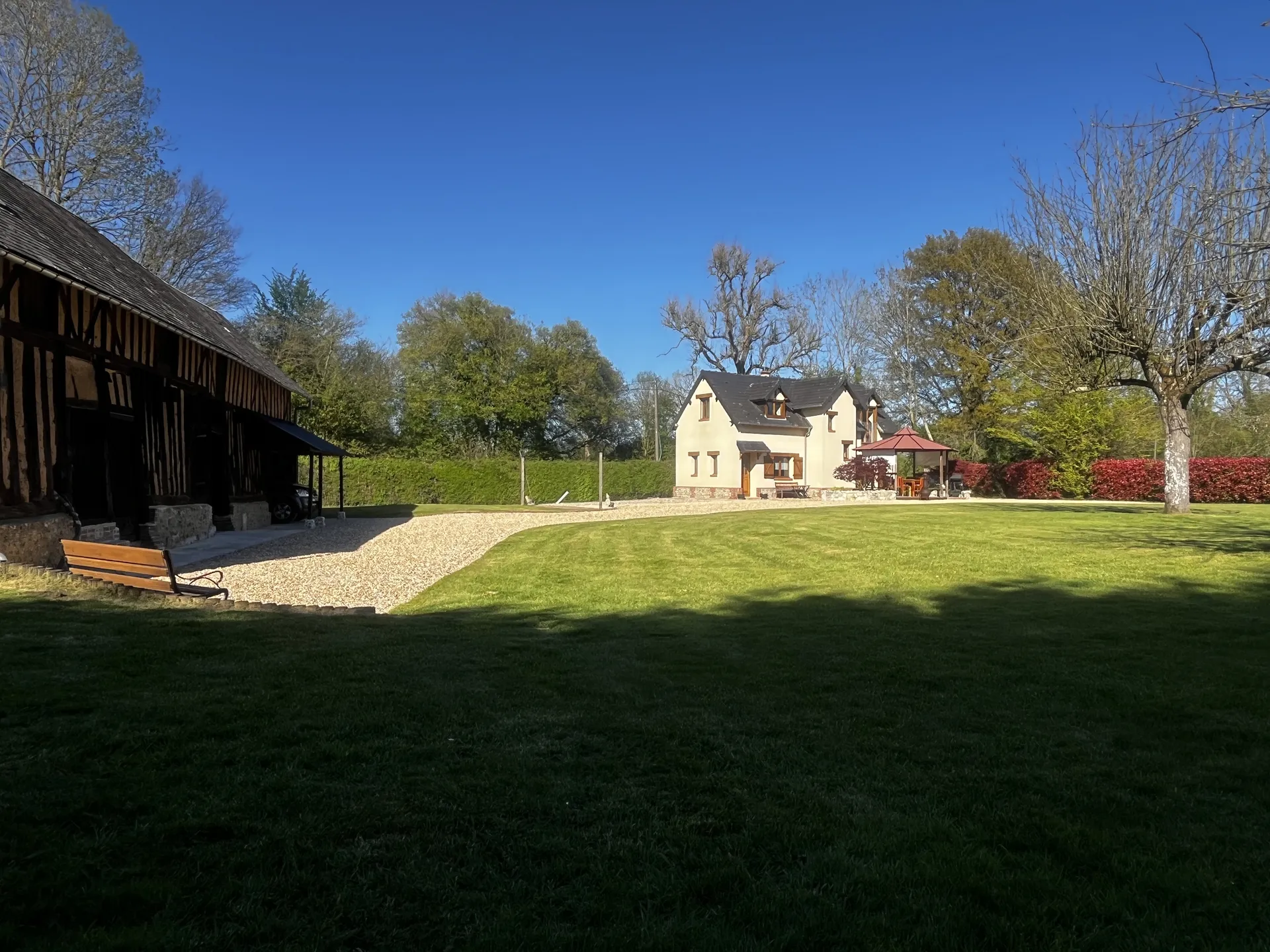 Maison récente avec grande dépendance aménageable – Terrain clos – Proche Côte Normande