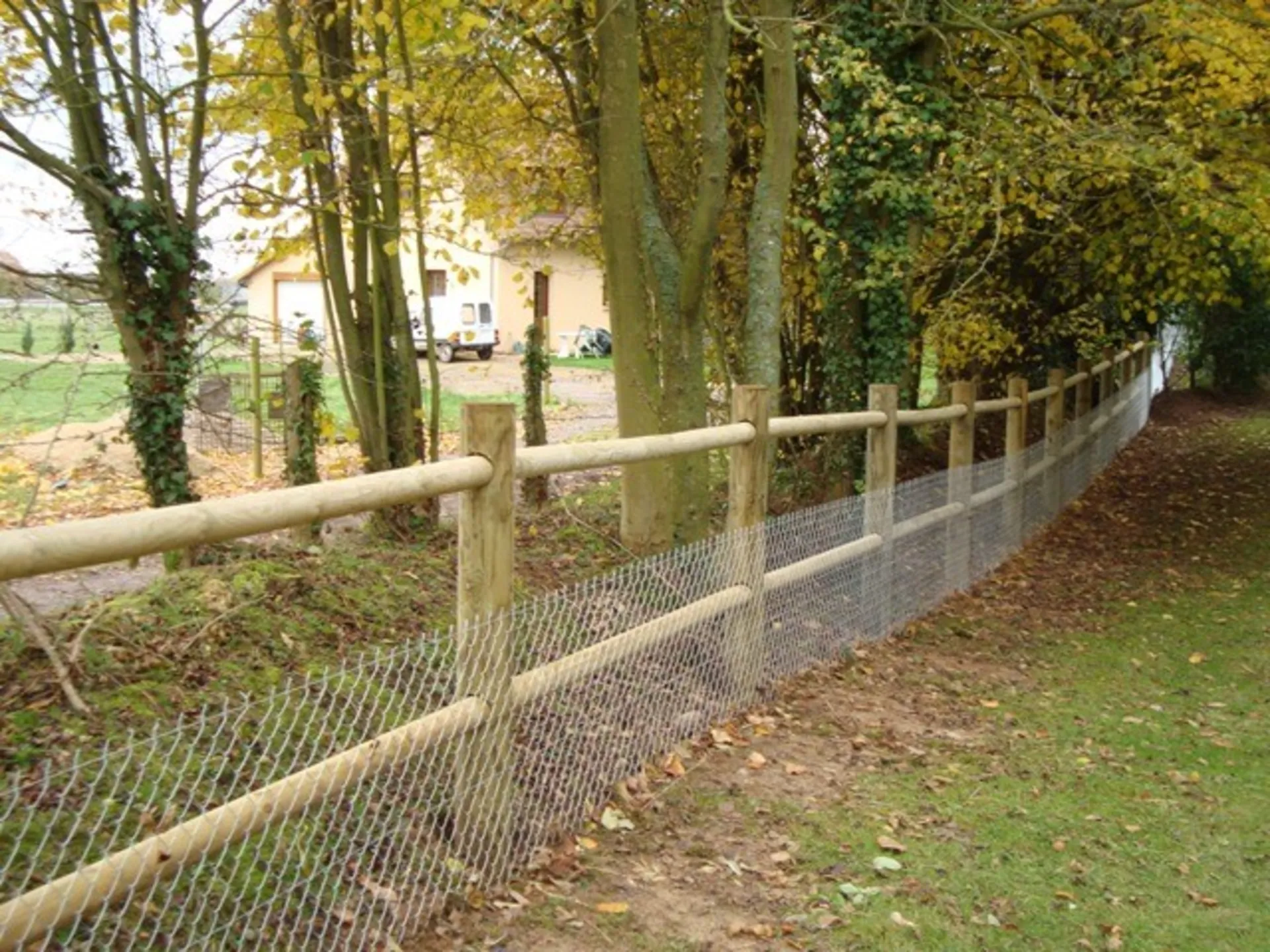 Installation de clôture en pin traité à Beuzeville 27