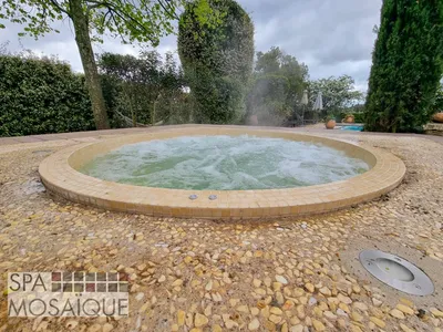 Un spa mosaïque carrelé encastré dans une terrasse en béton à Aix-en-Provence