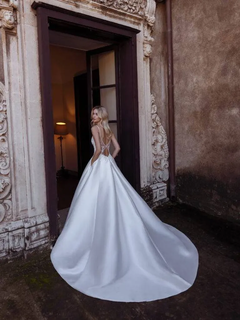 Boutique robe de mariée robe river Modeca robe satin et mikado sexy, décolleté avec poches et traine chapelle