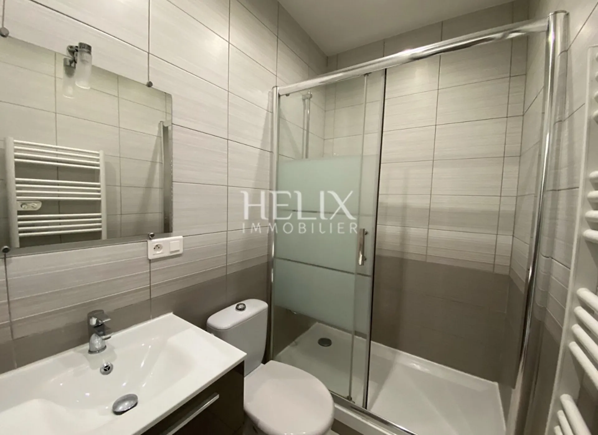 Salle de douche moderne 