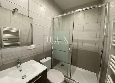 Salle de douche moderne 