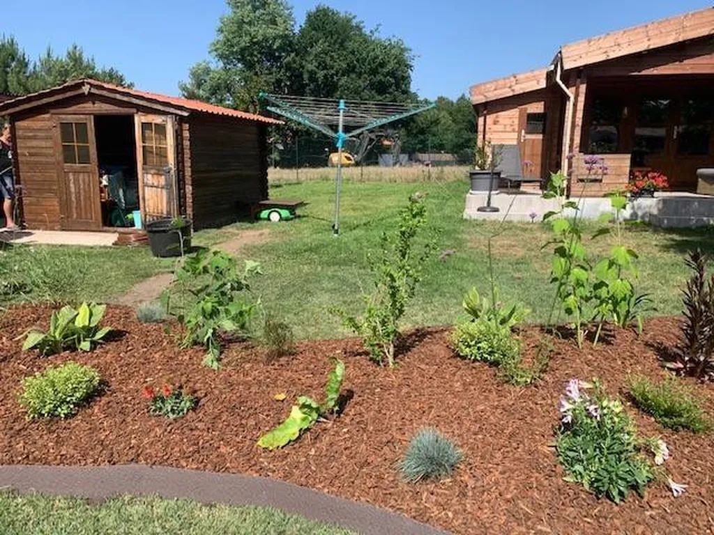 un massif végétal dans votre jardin par notre entreprise aux environs de Sainte-Eulalie-en-Born
