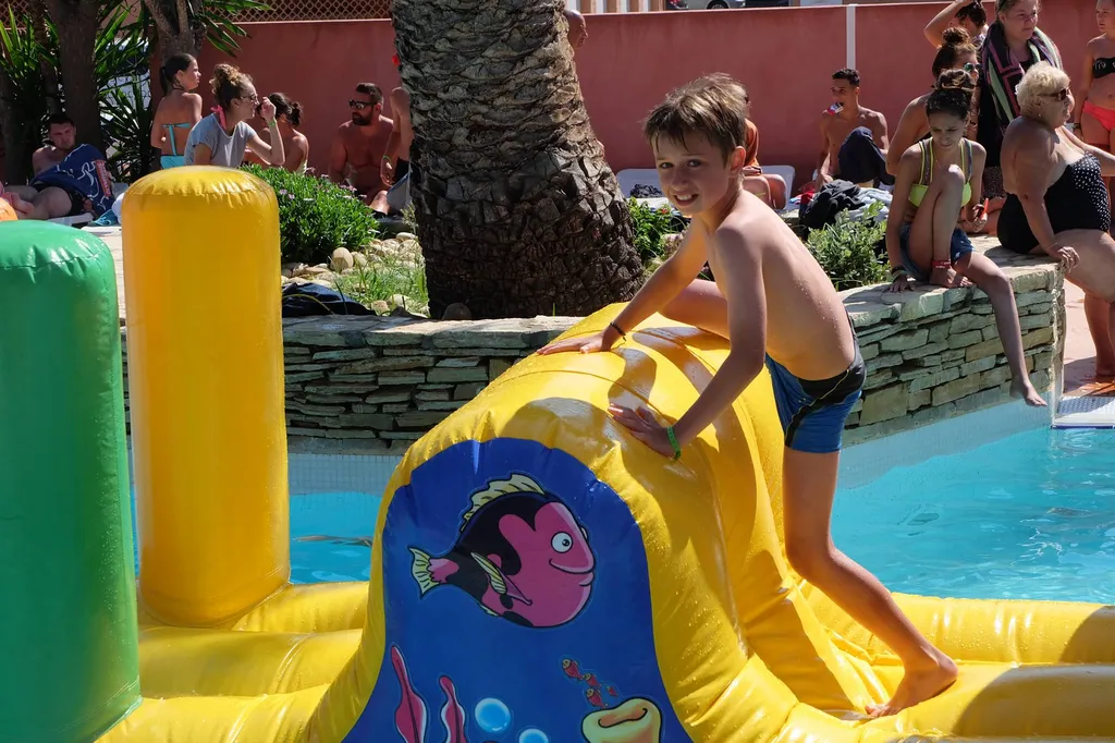 Animation enfants Camping Le Mas de la Plage bord de plage.