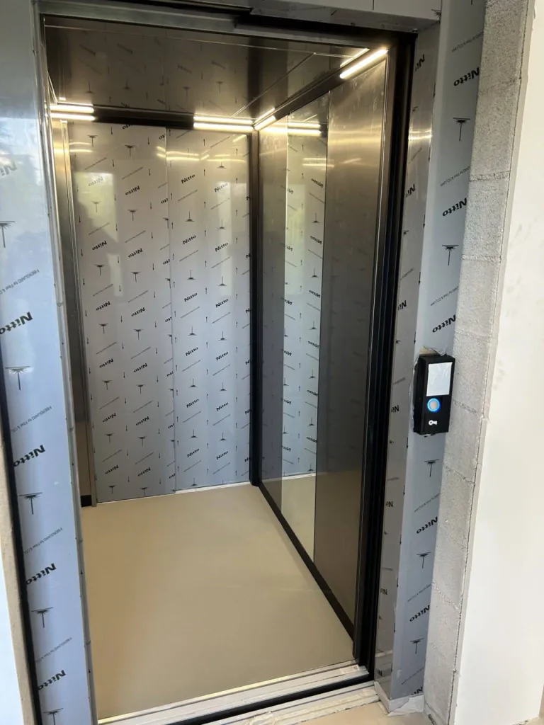 Eclairage LED indirect design pour cet élèvateur vertical VIMEC ARIA près d'Aix en Provence