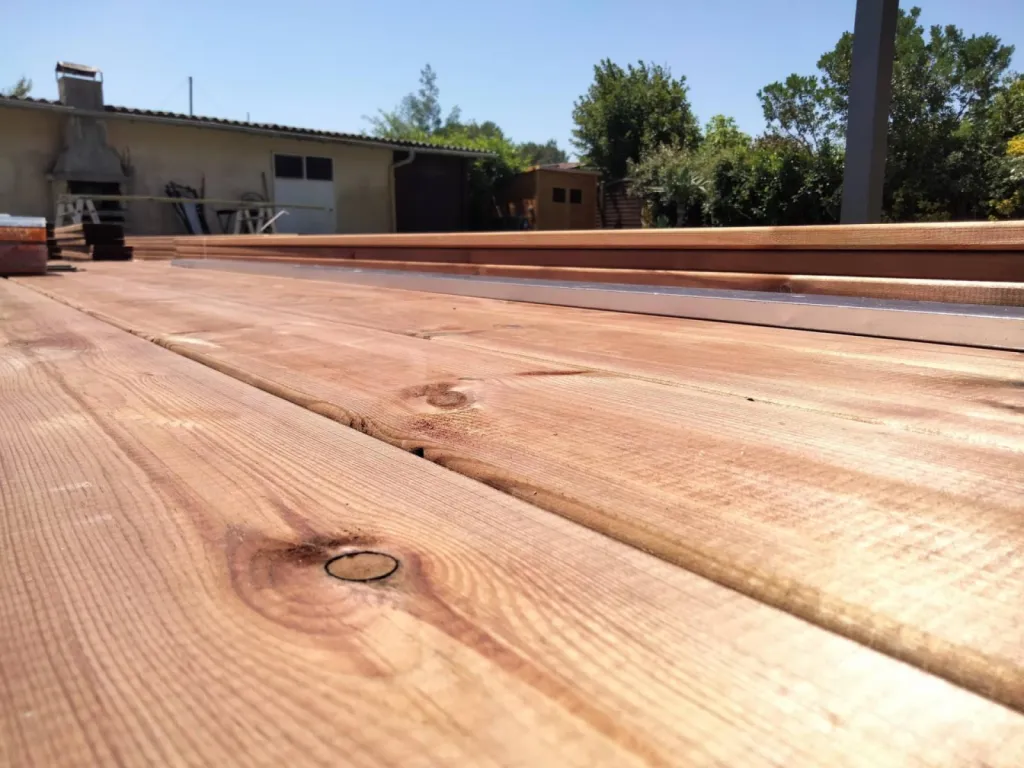 Fabrication et pose de terrasse bois sur plots béton sans vis apparente vers Gujan Mestras 33 