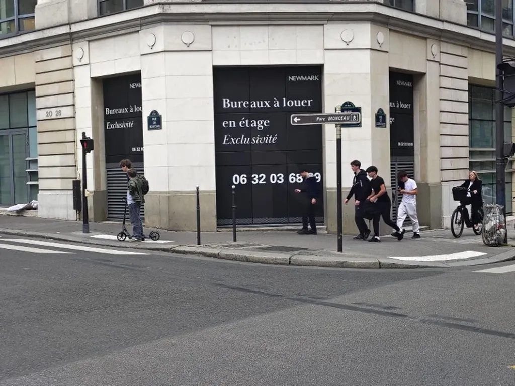Vitrophanies pour valoriser des bureaux à louer à Paris