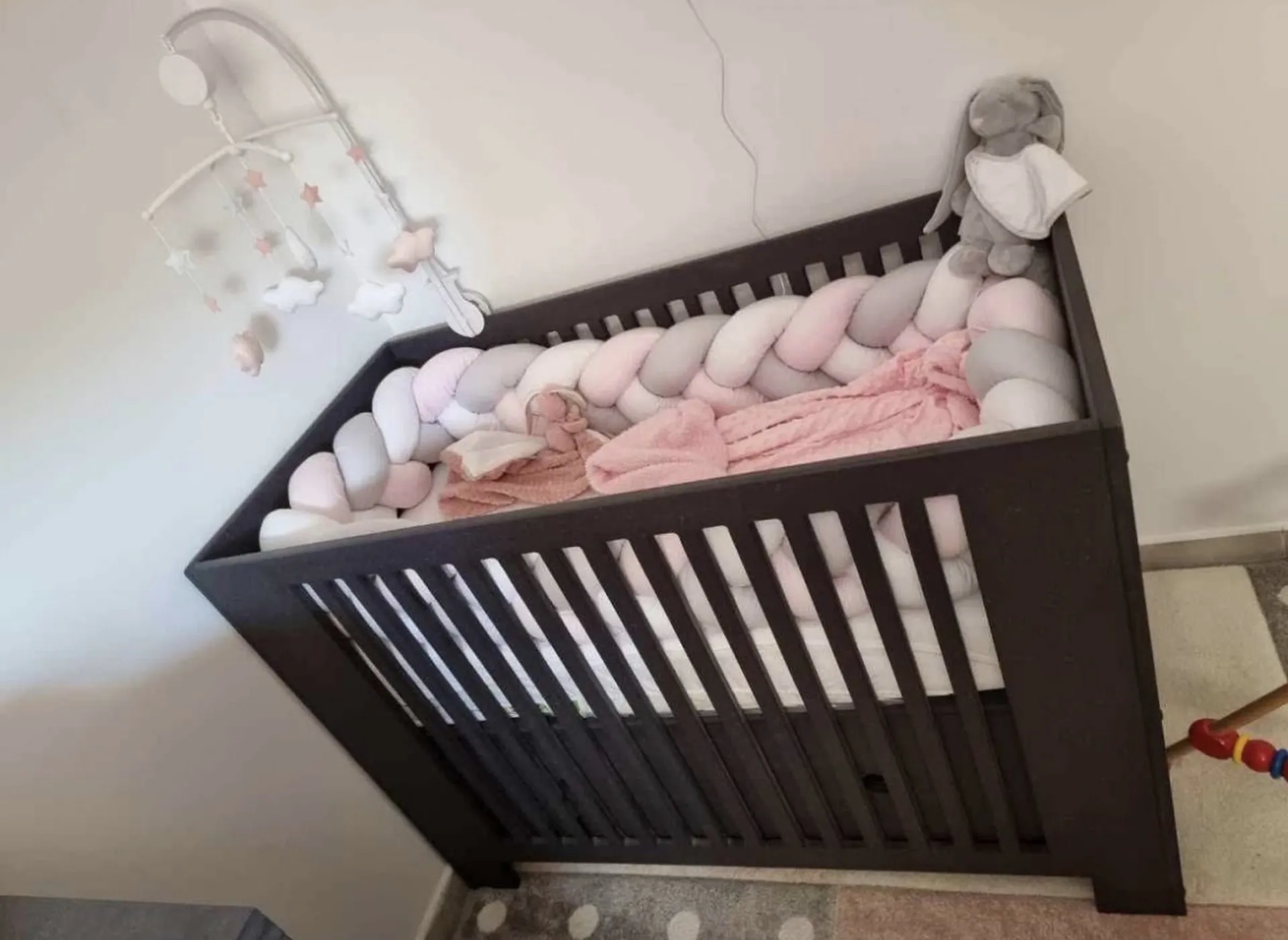 Menuisier pour réaliser un lit bébé en bois à Marseille 13012