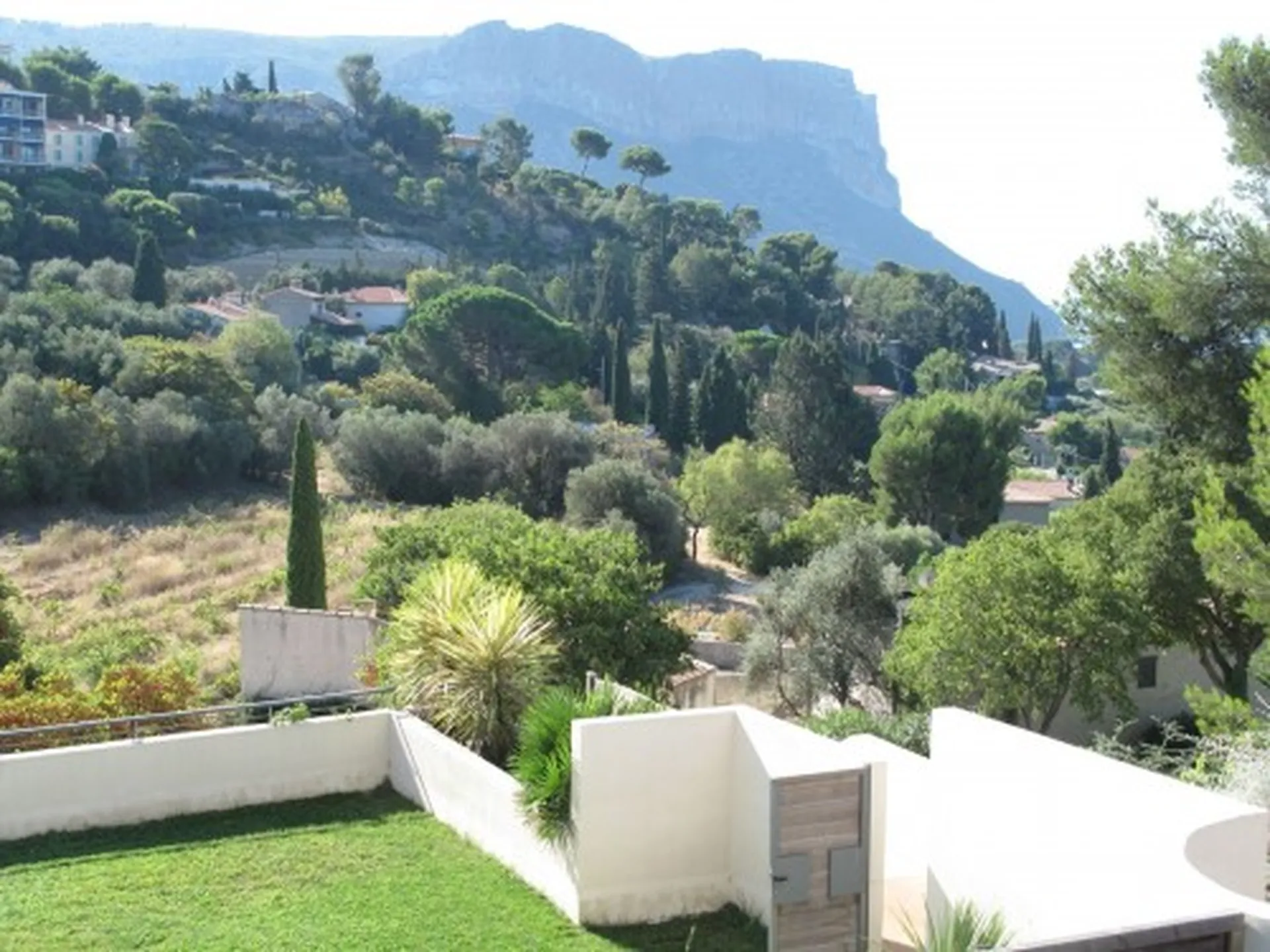 A vendre appartement en duplex 4 Cassis dans résidence neuve avec solarium, vue mer et jardin