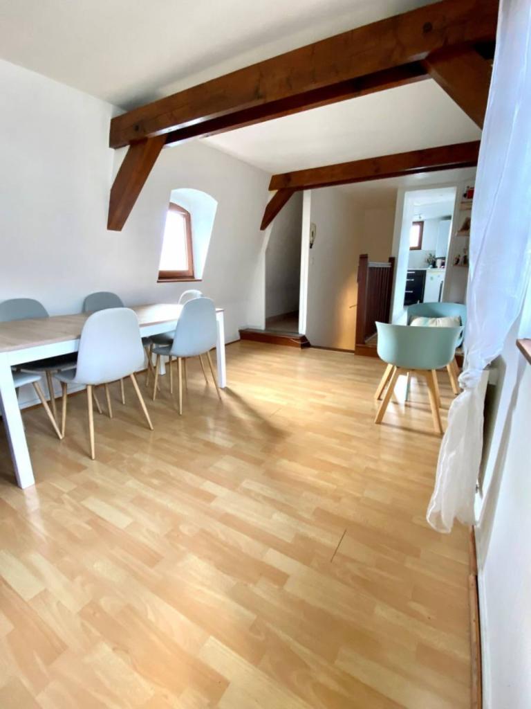 Séjour spacieux, entrée indépendante