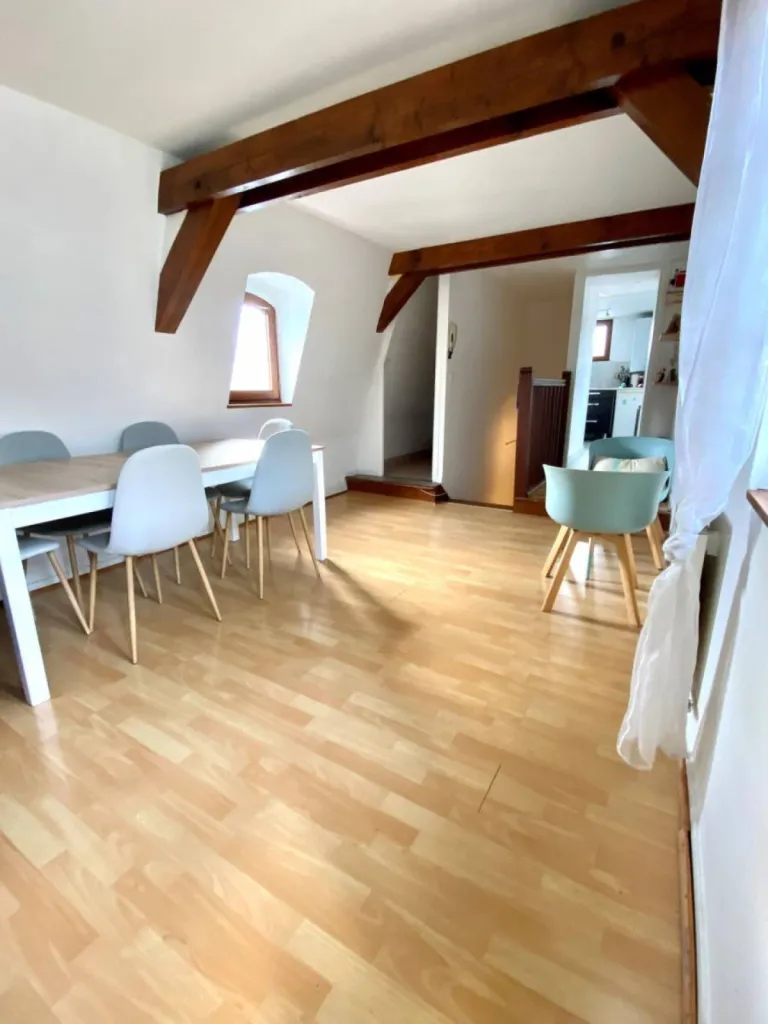 Séjour spacieux, entrée indépendante