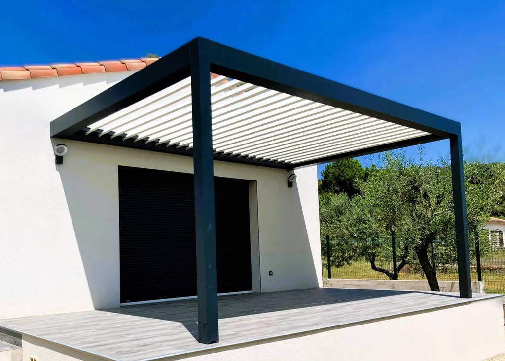 Pergola en aluminium pour maison contemporaine à Strasbourg en Alsace
