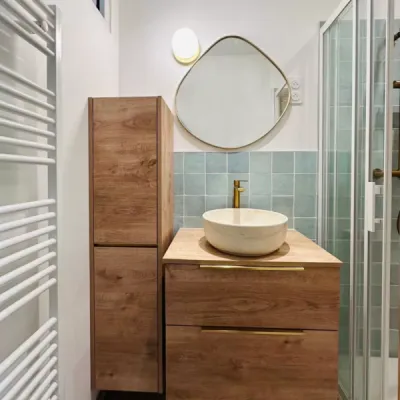 Salle de bain contemporaine avec miroir lumineux et matériaux naturels, par l’Atelier D. architecte d’intérieur à Bordeaux