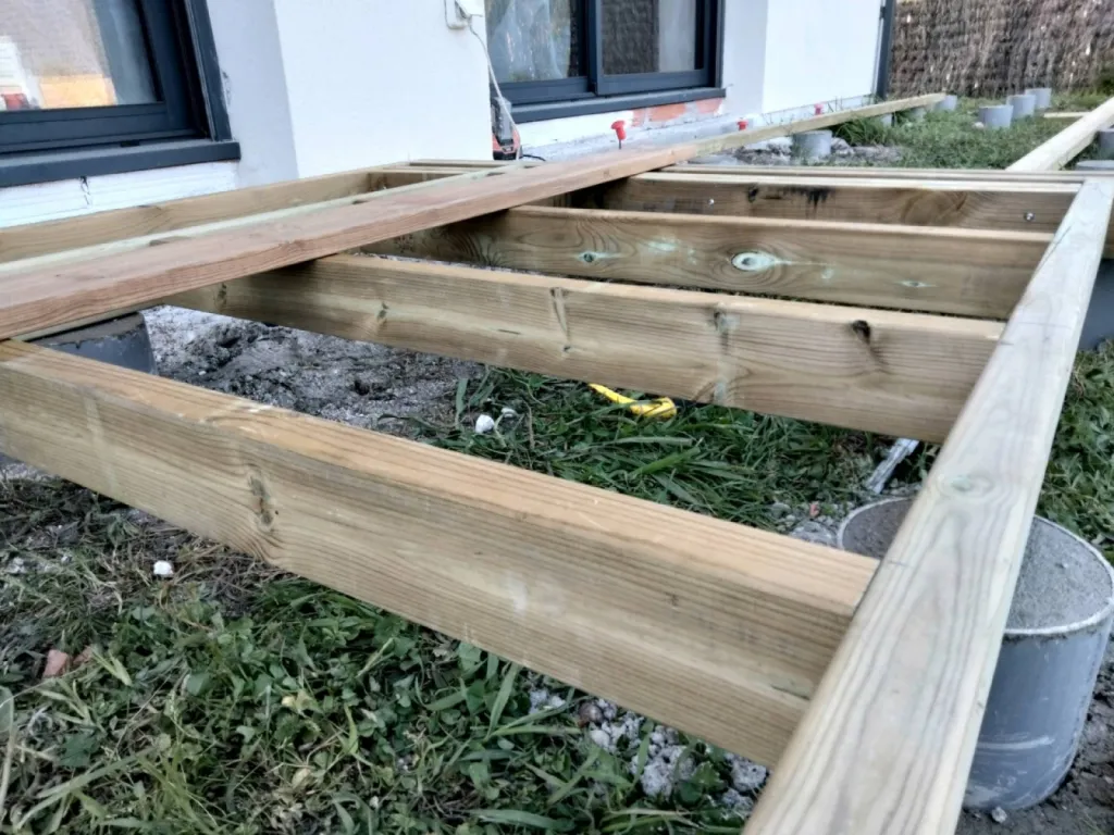 Réalisation d'une terrasse bois sur plots béton au Pyla sur le Bassin d'Arcachon.